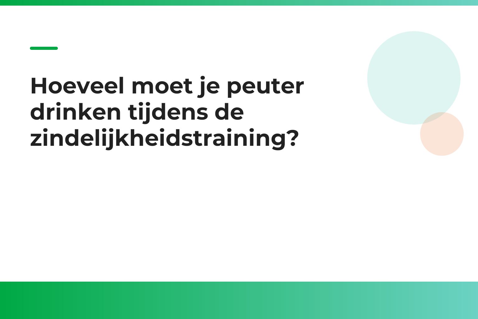 Een peuter drinkt met twee handen uit een bekertje aan tafel terwijl een ouder er glimlachend bij zit.